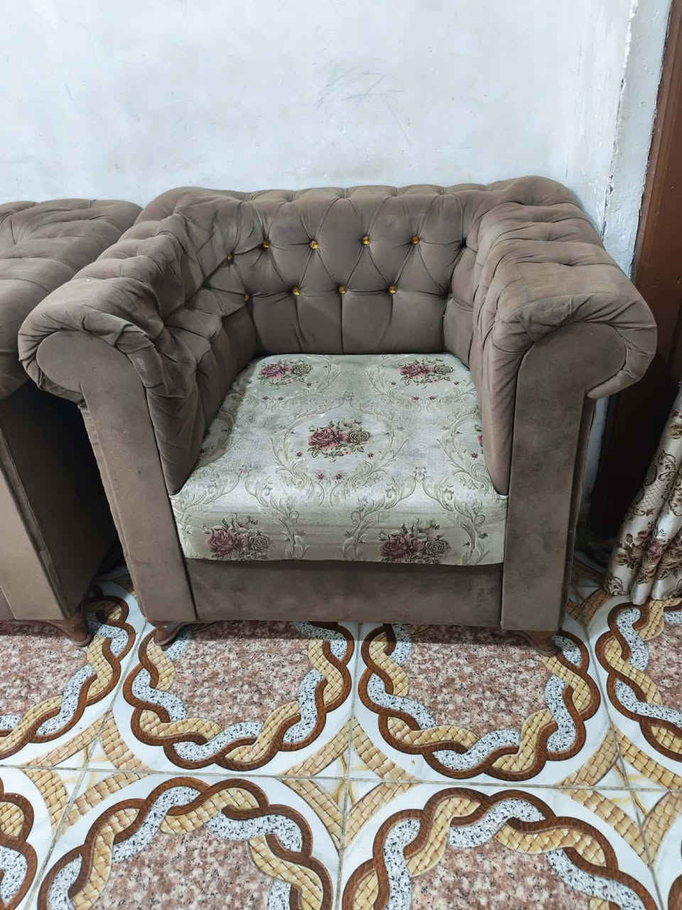 السلام عليكم تخم 10 مقاعد كراسي 2 وقنفات كبار 2 ووحده صغيره بي اضرار سعره 150 بي مجال  مكاني نادر كراغول قرب مول اهل الخير 2 للاستفسار ***********
