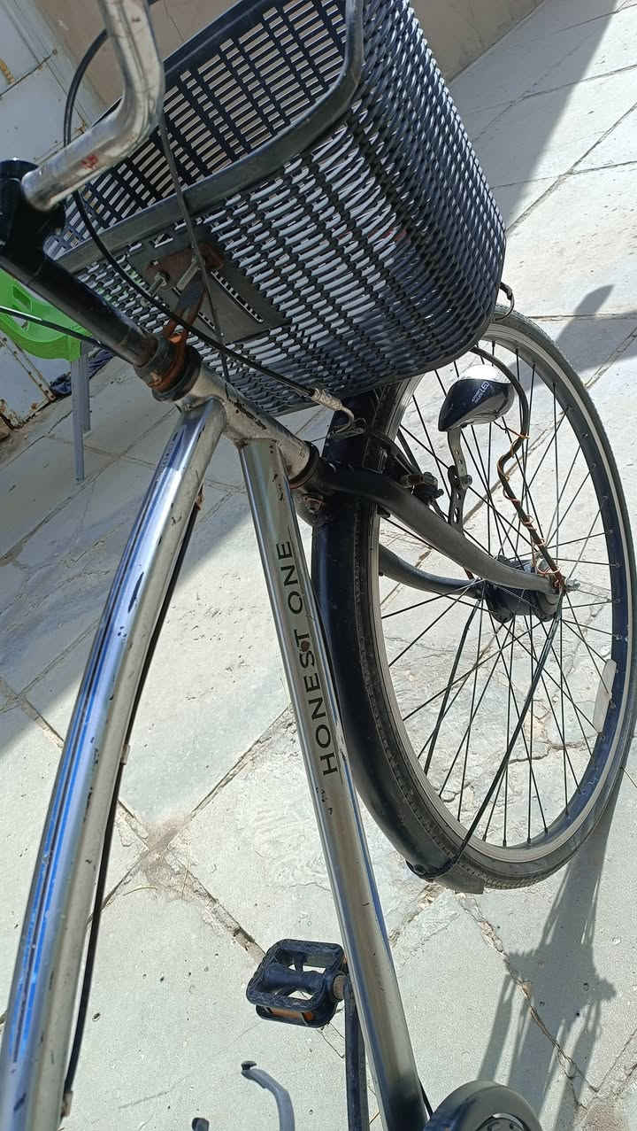 سلام عليكم من رخصت صاحب الكروب بايسكل ياباني حجم 27 للبيع السعر 105 مكانه ديوانيه منطقة ال حمد ***********
