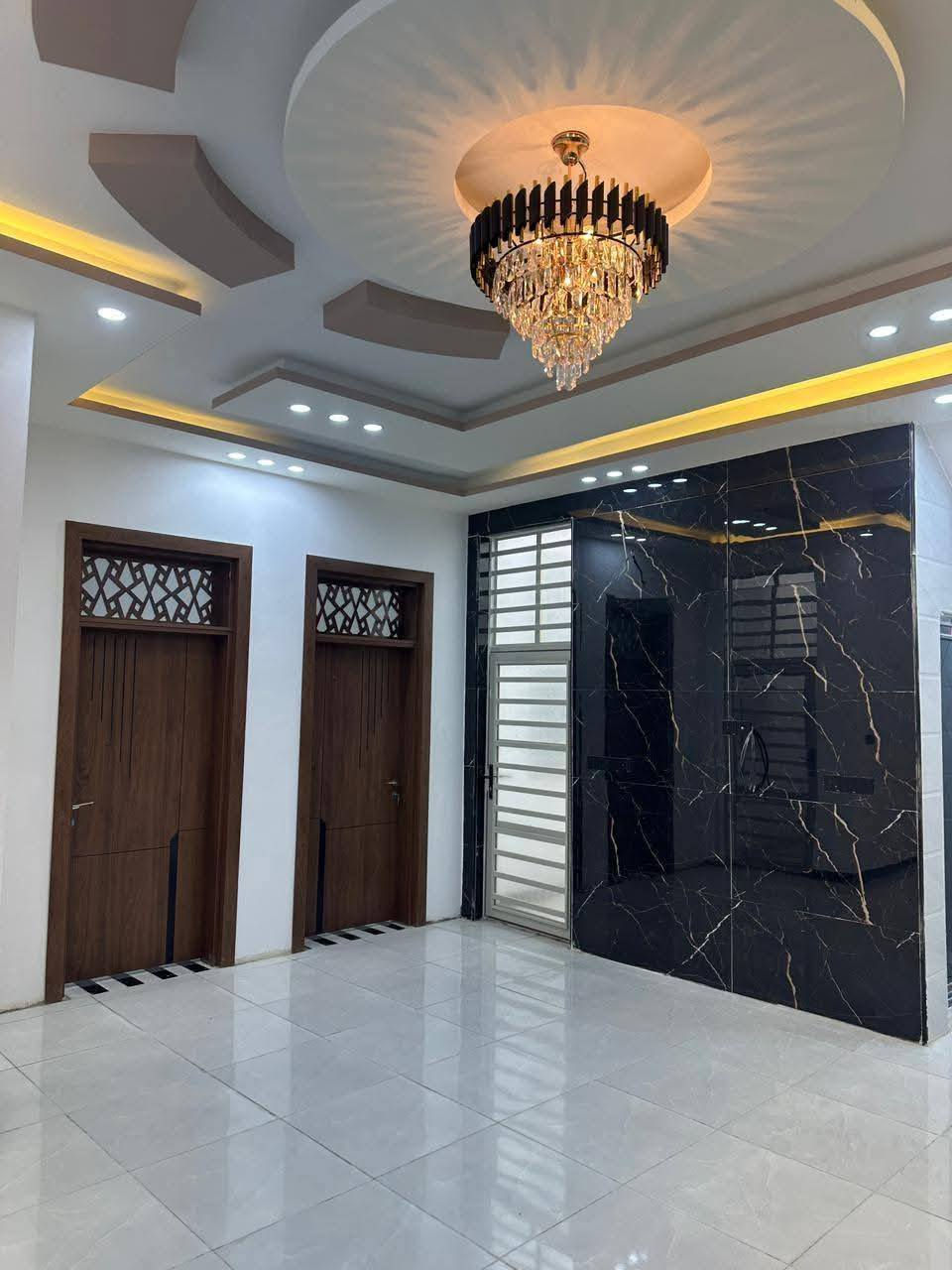 بيت 150 متر سعر ٥٦وبيه مجال
بيت للبيع 150متر على شارع المطار مقابيل ملحق القريه ماء وكهرباء واتبليط الحد باب بيت طابو زرعي سند 25 بناء طابوك جمهوري صب كونكريت سيراميك بورسلين ثقيل الاستفسار خاص او اتصال على رقم تالي 
*********** أو تساب احجز بيتك.....،،،،،
