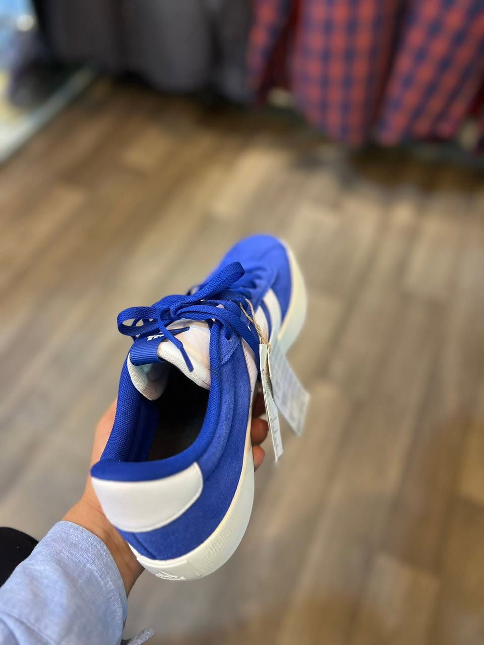 حذاء من ماركة اديداس ❤️‍🔥adidas اورجينال ١٠٠/١٠٠ 
القياس  ٤٢ 
غير مستخدم 
يوجد توصيل جميع المحافضات 🚕🚕

لطلب  راسلني عل خاص مع كل الاحترام


**إذا كنت صاحب هذا الإعلان وتريد حذفه لأي سبب، رجاءا أرسل رسالة إلى الدعم الفني**