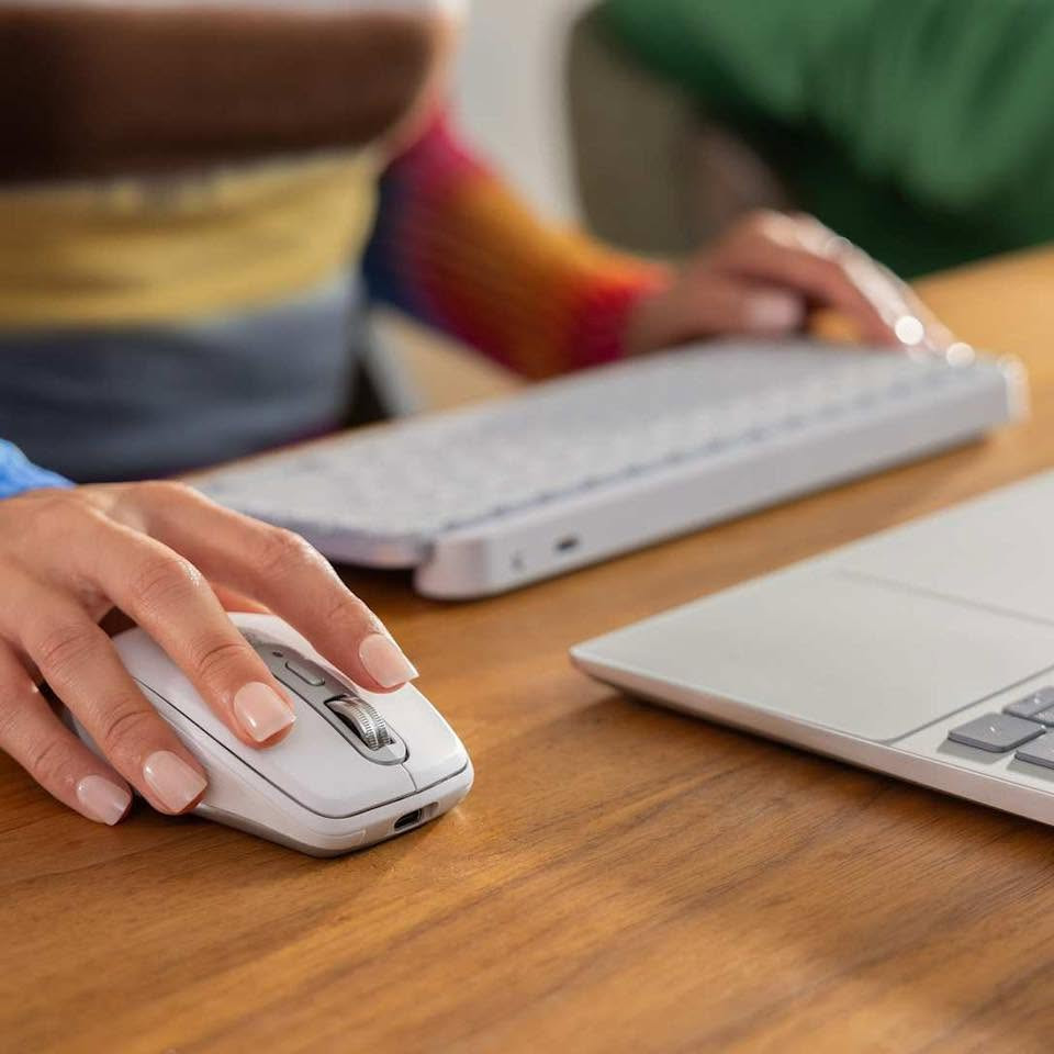 🖱️✨ ماوس Logitech MX Anywhere 3S اللاسلكي – أداء احترافي بحجم مدمج 🔥

إذا تبحث عن ماوس عملي وسريع للشغل والدراسة والتنقل، فإن Logitech MX Anywhere 3S يقدم لك تجربة استخدام استثنائية 💻⚡

🌟 أبرز المميزات:
🔹 تصميم مدمج وأنيق باللون الأبيض 🤍✨
🔹 اتصال لاسلكي عبر Bluetooth 📡🔵
🔹 عجلة تمرير MagSpeed الكهرومغناطيسية لسرعة ودقة فائقة ⚡🎯
🔹 مستشعر عالي الدقة يصل إلى 8000 DPI 🖱️🚀
🔹 يعمل على مختلف الأسطح حتى الزجاج ✨
🔹 متوافق مع أجهزة الكمبيوتر والأجهزة اللوحية 💻📱
🔹 مثالي للعمل المكتبي والإنتاجية والتنقل اليومي 💼

💰 السعر: 45 ألف مع التوصيل 🚚🔥

📞 للتواصل: ***********

🚚 التوصيل متوفر إلى كافة محافظات العراق 🇮🇶
