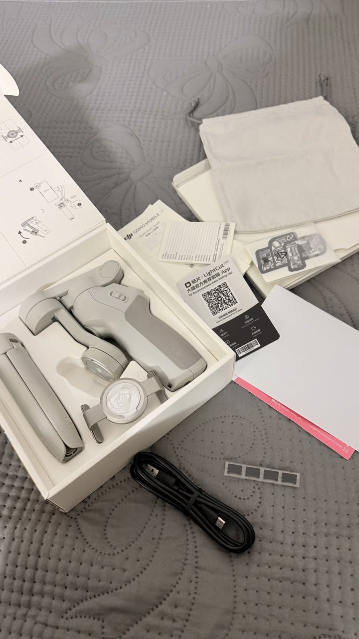 جهاز DJI Osmo Mobile SE
* تثبيت ثلاثي المحاور (3-Axis Stabilization) للحصول على فيديو سلس.
* يدعم تتبع الأشخاص والأجسام عبر تطبيق ** DJI Mimo⁠￼**.
* أوضاع تصوير متعددة مثل:
    * Follow
    * Tilt Lock
    * FPV
    * SpinShot

* تصميم قابل للطي وسهل الحمل.
* بطارية تدوم حتى حوالي 8 ساعات (بحسب ظروف الاستخدام).
* يدعم معظم هواتف أندرويد وآيفون ضمن حدود الوزن المسموح بها

* تصوير الفيديوهات الاحترافية.
* تصوير الرحلات.
* صناعة المحتوى للتيك توك والإنستغرام واليوتيوب.
* تصوير اللقطات المتحركة بدون اهتزاز
يفيد اهل التصميم و التصوير تفاصيل و السعر 
واتساب 
06818867999


**إذا كنت صاحب هذا الإعلان وتريد حذفه لأي سبب، رجاءا أرسل رسالة إلى الدعم الفني**