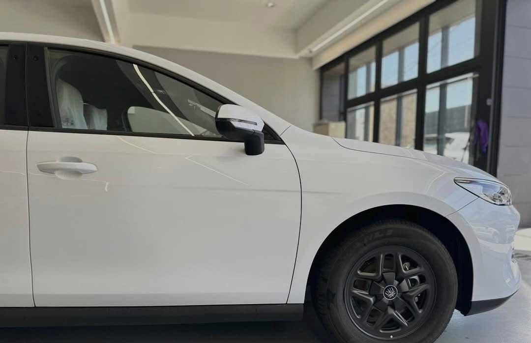 السلام عليكم
وصول أحدث إصدارات بي واي دي.. كن بلس (BYD Qin Plus) موديل 2025!

❗️الأسعار والتجهيزات:❗️  : 19,90000دينار عراقي.
السعر يشمل الرقم بغداد كامل باسمك مع جميع التفاصيل 
المرورية ولاتوجد اي مصاريف اخرى مرقم جاهز بغداد

اقتصاد، فخامة، وتقنيات تلبي كل طموحاتك.. متوفرة الآن لتجربة قيادة مختلفة وتفاصيل تليق باللي يدور على شكل، أداء، وتقنية.

✨ أبرز المواصفات التكنولوجية والإضافات:
متوفر داخل جلد ( متوفر لون زيتوني ولون ابيض) جنح خلفي 
• شاشة وسطية ذكية للتحكم بأنظمة السيارة.
• نظام تشغيل بالبصمة + كارت دخول ذكي.
• حساسات خلفية للمساعدة في الركن.
• تحكم مقود متكامل من الجانبين.

خيارات الألوان:
• الخارجي: متوفر باللون (الأبيض، ).
• الداخلي: مقاعد جلد فاخرة (متوفر باللون الأبيض، واللون الزيتوني ).

🔋 المحرك والأداء (Hybrid + Electric + Petrol):
• محرك بسعة 1500cc اقتصادي جداً وعالي الأداء.
• تقنية هجينة متطورة تمشيك مسافة تصل إلى ما يقارب 2100 كم🔥.

❄️ التبريد والإضاءة:
• تبريد ممتاز (أمامي وخلفي قطعتين).
• إضاءة أمامية لايت زنون لرؤية واضحة.
• إضاءة خلفية (بك لايت) بتقنية LED.

🎁 الملحقات المجانية مع السيارة:
(شاحن، كارت التشغيل، ماسحات، مثلث السلامة، وجميع التفاصيل الأساسية).

📍 العنوان: بغداد –. رقم ***********
