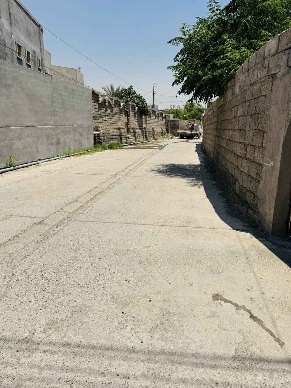 السلام عليكم
بيت للبيع المساحة ٢٣٠بناء 
يتكون من ثلاث غرف نوم عد هوال ٢
صحيات داخلي ربعة مطبخ حاروبارد
العنوان القيارة السوسه قرب السوق 
المساحة الكلي٦٠٠متر
***********
