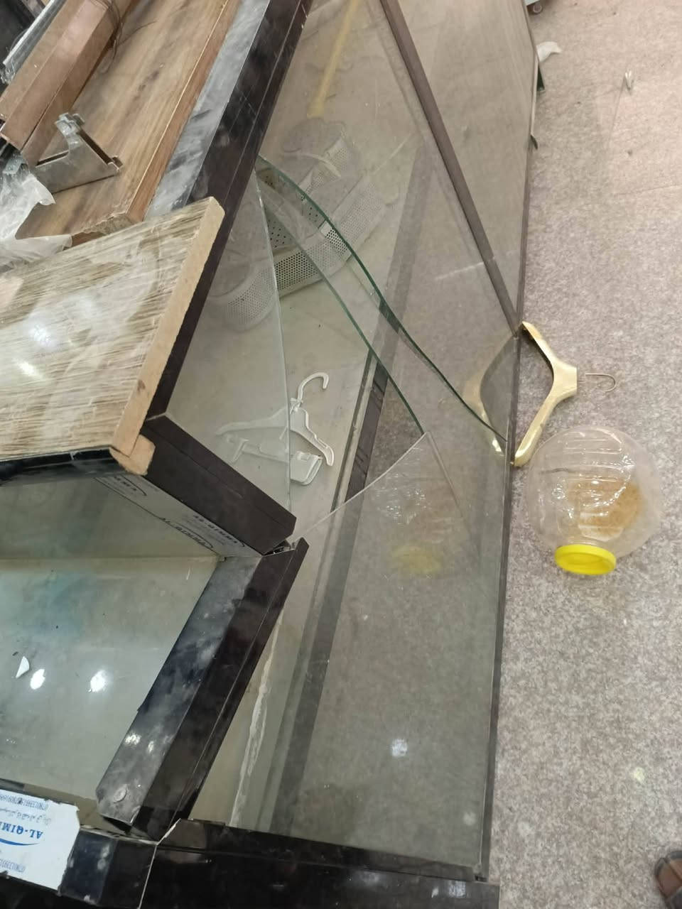 بسم الله الرحمن الرحيم 
ميز الامنيوم وجام للبيع 
طول مترين 
العرض50
السعر وباقي التفاصيل يم صاحب 
الرقم الموجود بالاعلان 
***********
#هادي_الحجيمي
