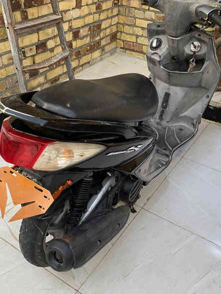 سلام عليكم شباب دراجه سكنس فحل نضيفه مبدل بيها الاويل بم مال الدهن كلشي شغال بيها بس دراجه بيها خنكه تختنك اعتقد صوندات يعني وحده من صوندات مطمومه الدراجه كابريتر شاده جديد والباتري مالها هابط فقط كلشي مابيها واوراق وبسمي سعر الدراجه 550 بس للشراي يتصل رجاً هذا رقمي  ***********
