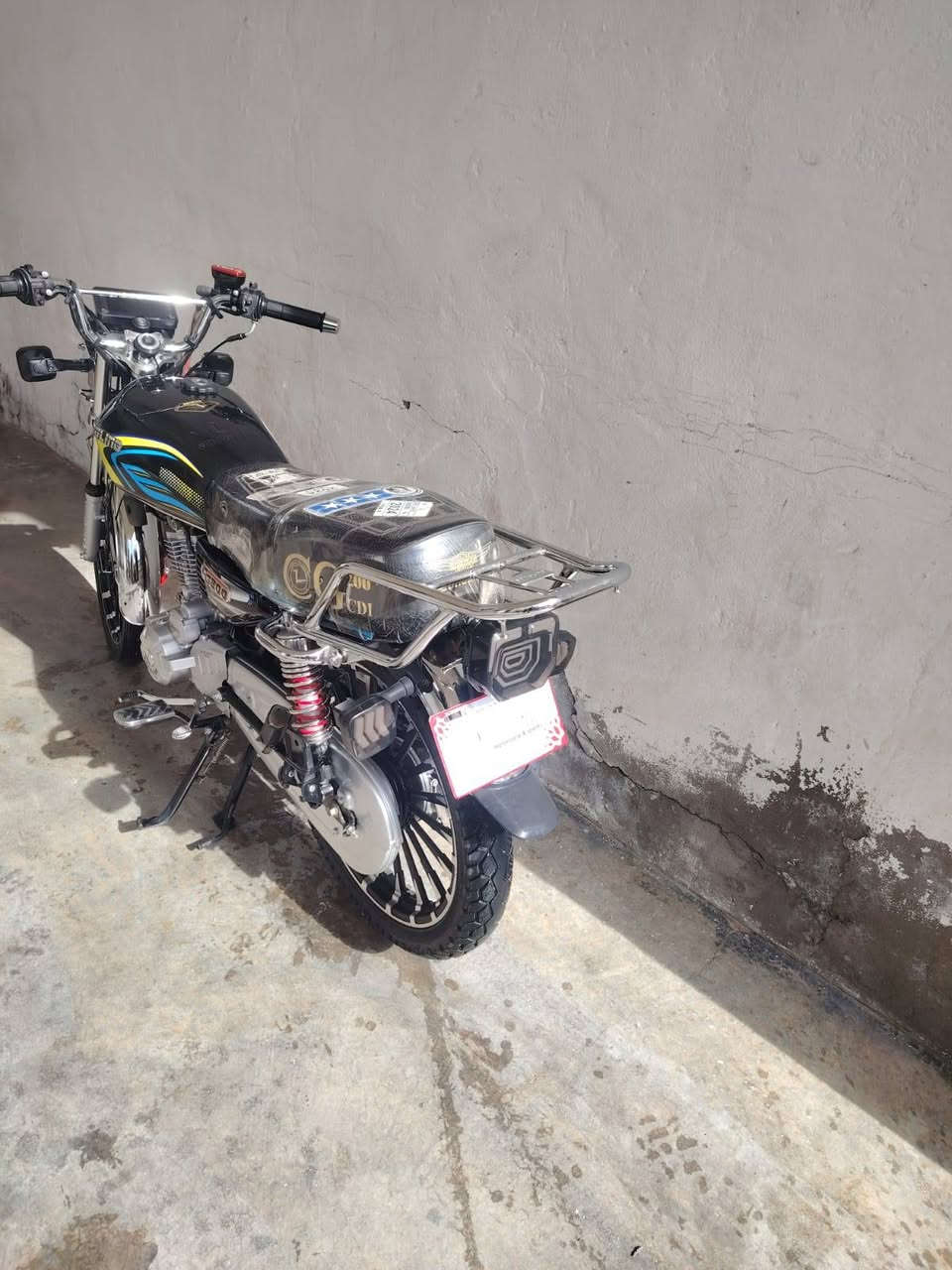 السلام عليكم دراجه للبيع نوع سيفان سونك مكينه 200. فول نضافه اي نقص مابيه سعر 800 وبيه مجال مكان ديالى شهربأن ***********
