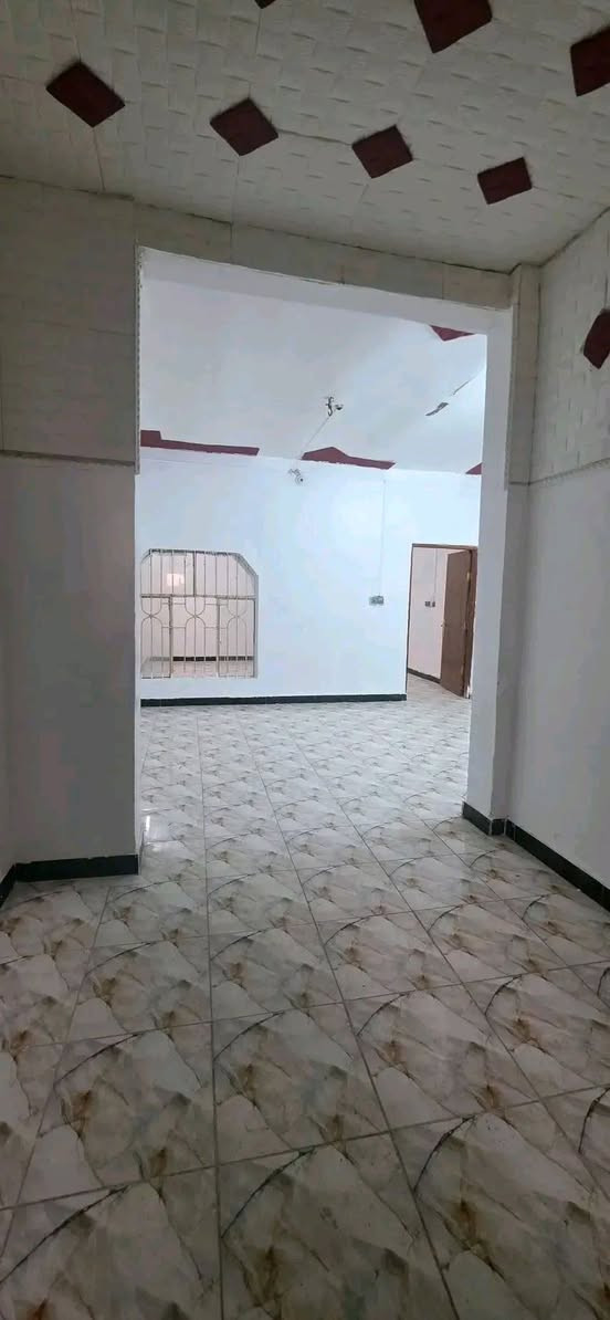 اعلان.......
بيت للبيع بحي العسكري مساحه 110متر قرب المستوصف 

يحتوي على غرفة وصاله وبراني ومطبخ وصحيات خارجيه وداخليه 

البناء عكاده 

السعر 60
 حالياا البيت فارغ

للاستفسار اتصال على الارقام التالية 

***********

***********

مكتب الساعي للعقارات 🏢 

العنوان سايدين حي الشرطه مقابيل اسواق الريتاج 🏢🏢
