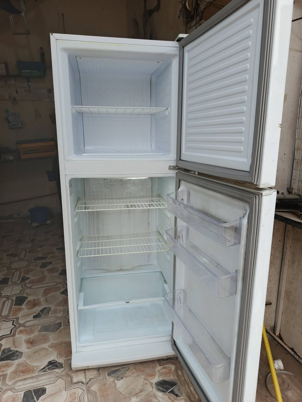 للبيع على الفحص ثلاجه ارتفاعها متر و30 مكان الثوره السعر ١٢٥
***********
***********
