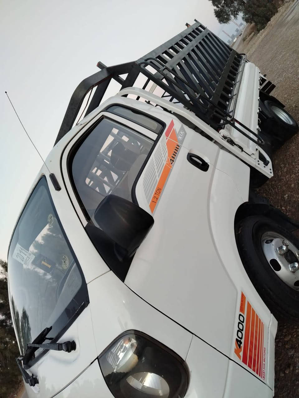 ياالله السلام عليكم كيا فحل موديل 10 رقم واسط  انكليزي سياره مكفوله من محرك وكير واكسل وبم  تخم تاير وصدر وشاصي ورقم وشاصي حته لقوطيه كفاله  كهربايات شغاله محجره سنويه لل 31مشروع وطني معروضه 103 وبيهئ مجال بسيط شراي يتصل ***********
