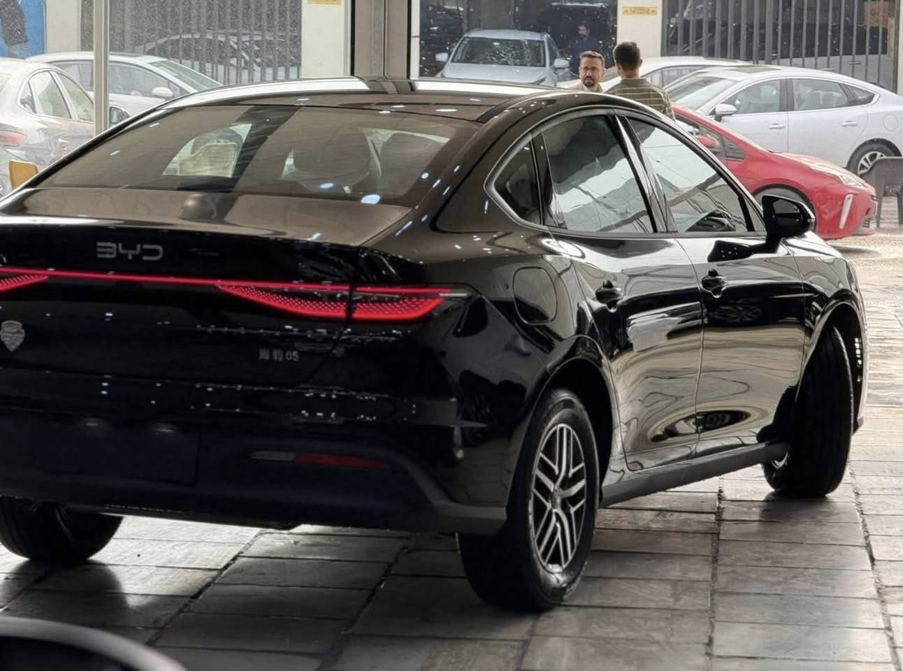 السلام عليكم
سيل 5 زيرووو 2000 KM 
2025 رقم بغداد سنوية بأسمي
لون اسود وداخل ابيض ملكي
السيارة كفالة عامة حتى من الزلغ بعدها بنايلون الشركة

🔸 ملحقاتها كاملة 🔸
بصمة . كارت . ارضيات . شاحن اصلي بدون ايرث

العنوان بغداد مجمع الايادي 📍
للاستفسار ☎️
***********
السعر 19 مليون  قفل سعر نهائي بدون عملة
