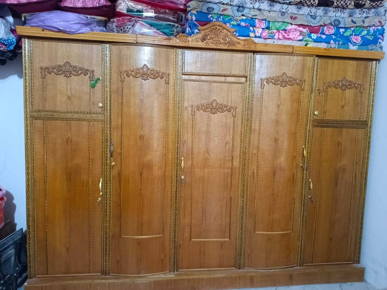 عرفه اخشاب للبيع جديده مابيها اي خدش سعره مليون 100وبيه مجال الاستفسار هذا رقم ***********
