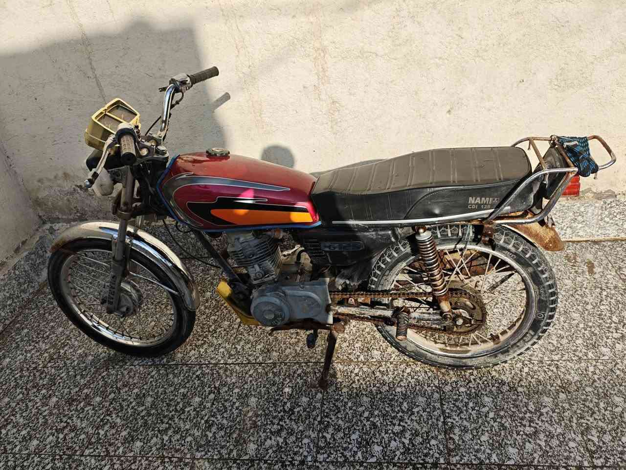 اسلام عليكم شباب دراجه للبيع مفتوحه بس بوشه اوراقه كامله السعر 550 وبيه مجال قليل  مكاني سوق الشيوخ المو شراي لا يدخل رقمي ***********
