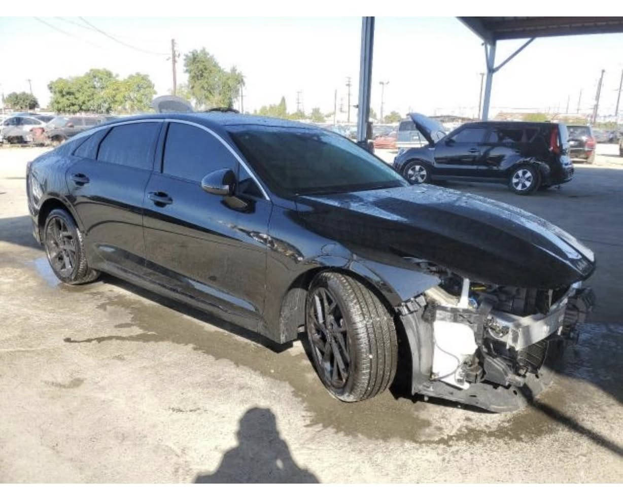 كيا K5 موديل 2026 – GT Line – وارد أمريكي
•المحرك: 2500 تنفس طبيعي 

.السيارة زيرو زيرو زيرو
حادثها  شبر بالجاملغ الأيسر  تعدله وترجعه وحدادية امامية ايسر فقط
وغراضها كله وياها موجوده 

.المواصفات فول الفول الأخير :
بصمة تشغيل
سقف بانوراما
جلد لونين (أسود مطعّم بالأبيض)
Auto Hold + هندبريك بصمة
شاحن وايرلس
لايت زينون بلادي أمريكي
2500cc محرك
شاشة ديجيتال كبيرة متصلة
كرسي سائق كهرباء
تدفئة مقاعد أمامية
ال إضاءة LED خلفية
قيادة ذاتية
 كامرة 360° دوارة
حساسات 360 درجة 
رادار مسار + رادار جانبي نظام صوت من شركة BOSE
أوتو بريك

السيارة بأسمي شخصيأ مدفوع النقل تبقه يمك تريد تدخلها شهداء أو حره بكيفك 

قبل 5 أيام من وصلت الباخرة الأم قصر يومين وتروح تستلم امر استلام

السعر: 170 وبيه مجال مكاني بغداد البياع

الرقم :***********
