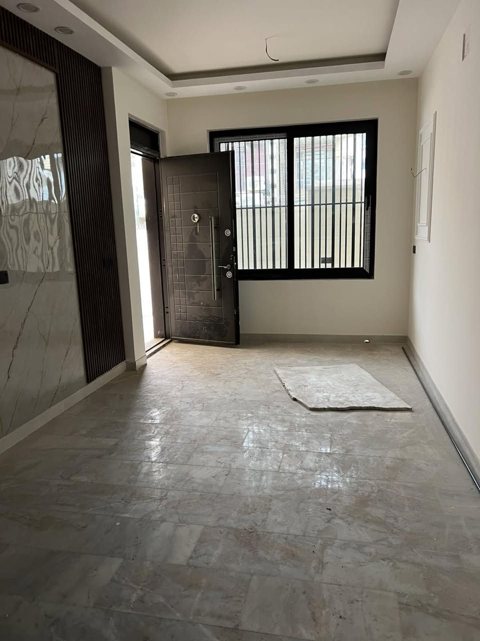 🏡 مشتمل للبيع 
المساحة 110 متر ⚜️
الوجه 5.50 و النزال 20 ⚜️
مدخلين استقبال و مطبخ ⚜️
يحتوي على استقبال و صالة و مطبخ و غرفة نوم و خدمات و ترك و منور ⚜️
طابق ثاني ثلاث غرف نوم و غرفة سويت و خدمات و بلكونة ⚜️
البيت فول موصفات ⚜️
الوجه بورسلين 🔱
الارضية مرمر ⚜️
الابواب قاصة ⚜️
الشبابيك اللمنيوم ⚜️
ابواب الداخل كله تركي ⚜️
باب الاستقبال دفتري تركي ⚜️
انضمة سبالت ⚜️
نضام كامرات ⚜️

📍عنوان مكتب الفرات للعقار حي اور شارع نادي النفط اخر استدارة قبل فلكة صباح الخياط 
📞 عباس العقابي ***********

