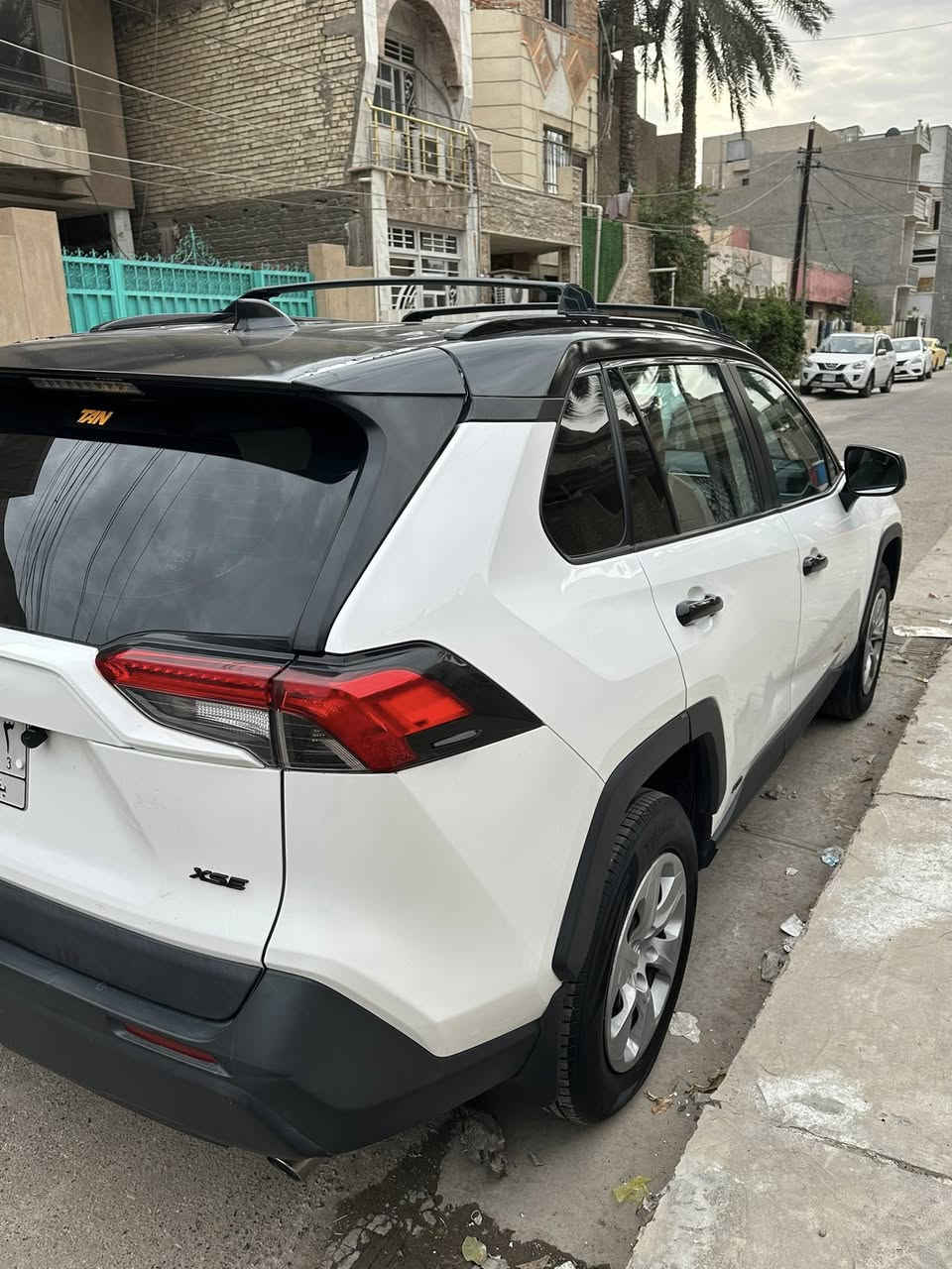 السلام عليكم راف فور 2020 Le لون ابيض محرك بانزين 2500 امريكي مواصفات كامرة راداد مثبت سرعة مثبت مسار تحكمات كاملة سيارة اعتمادية معروفة حادثهة بامريكة بارد بس بسيط وبل عراق باب خلفي ايمن هم بارد حيل خفيف  صور الحادث بل منشور السكن بغداد 
***********
