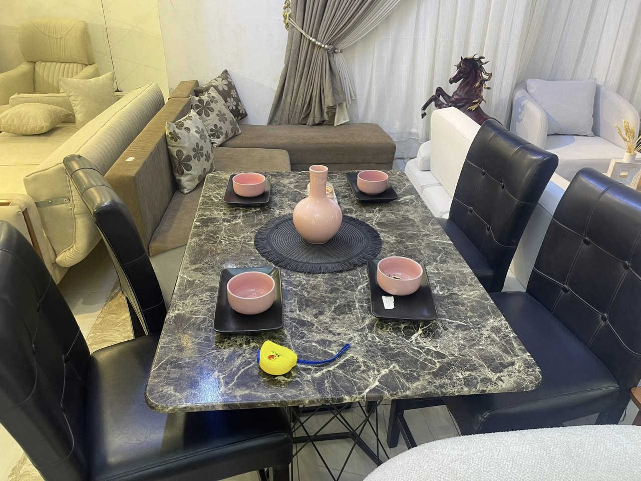 صل وصل القطع النادره إلى انتيكا للاثاث
٥ مقعد فول مواصفات باله روعه 🦋
إسفنج بوليستر ظغط طبي سوفت كوالتي عالي    
سعر ٣٧٥  الف 
ميز طعام ايضا ٤ كراسي ماركه سعر ١٥٠ الف 
متوفر فرع شهداء البياع 
للحجز *********** واتساب 
متوفر نظام الاقساط كي كارد رافدين 
متوفر توصيل لجميع المحافظات 🦋
