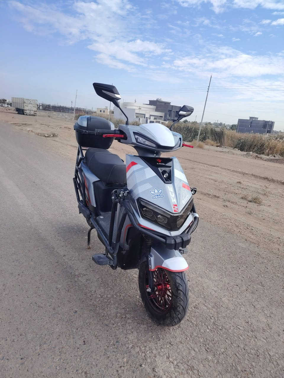 السلام عليكم ورحمة الله وبركاته 
دراجه شحن للبيع نوع سكنس بطاريات عل فحص صارله شهر مستخدم مابي نقص برغي 
موديل(2025)
نظام(R) 
سويچ (2)
بصمه(2)
كارت(2)
اشاره دبل اشار 
لايت عالي ناصي سكن كلا شغال 
السعر$(700) وبي مجال.. مكان الفلوجه 
للأستفسار الأتصال على الرقم.(***********)
