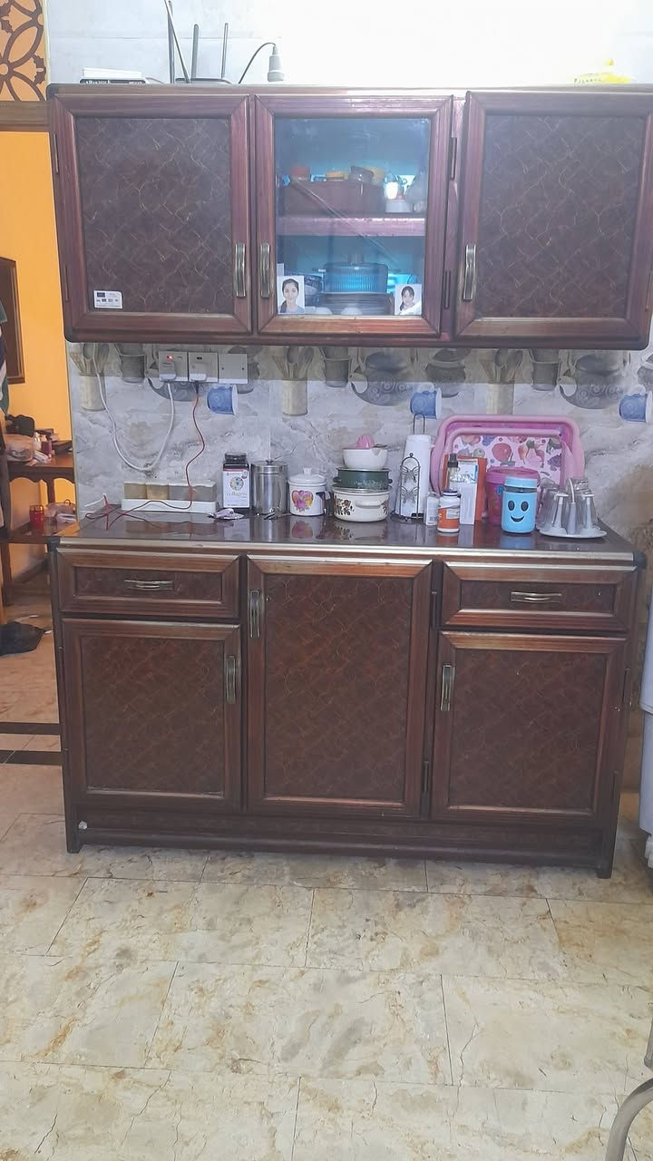 سلام عليكم غراض للبيع مستعجله على بيعتهن تخم قنفات 250 الف وسنك متر ونص 50 الف وكاونتر المنيوم 100 وجربايه 50 وتلفزونات 25 الف مكاني الدورة شارع 60 للاتصال واتس ***********

