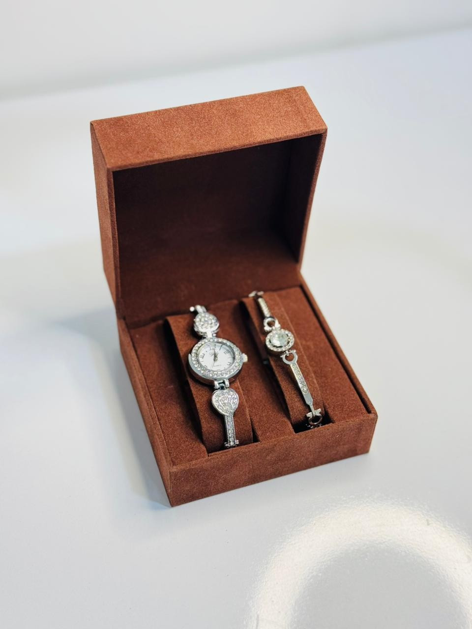 ساعة⌚ يد نسائية أنيقة بلون ذهبي وفضي مصممة. تأتي الساعة مع إسوارة متناسقة بنفس التصميم داخل علبة أنيقة، لتكون خيار مثالي للهدايا والمناسبات الخاصة. (سعر 10ألف))
توصيل مجاني جامعة المثنى.والرميثة


**إذا كنت صاحب هذا الإعلان وتريد حذفه لأي سبب، رجاءا أرسل رسالة إلى الدعم الفني**