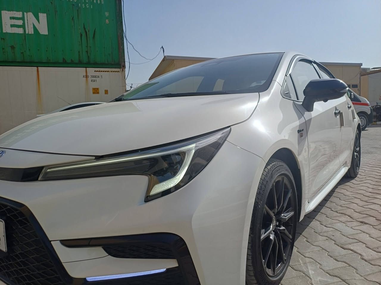 السلام عليكم ورحمة الله وبركاته 
من رخصة الأدمن المحترم 
تويوتا كورولا GR هايبرد 2025 – فخامة رياضية 
ياباني تجميع الصين 
رقم بغداد الدولي بأسمي شخصيا شرط التحويل 
سنوية لغاية سنة 2030 
ماشيه 10 الف كيلو متر استخدام شخصي بعدها بحالة الوكالة شرط الفحص وين ما يعجبك 
مكفوله كفاله عامه من الزلغ حتى الدعاميات 
فقط رصعه بالجاملغ الخلفي
 عدتها وغراضها بعدهن بالايلون ما مشدودات
 استلام شركة صفر كيلو متر بأسمي 
فول المواصفات : – 
محرك 1800 سي سي هايبرد – 4 سلندر
– ناقل حركة E-CVT ناعم وذكي
– تصميم خارجي رياضي بلمسات Piano Black
– مقاعد جلد احمر 
– دشبول اسود
– مقعد كهربائي واحد
– فتحة سقف
– 4 كاميرات رؤية محيطية مع نظام تسجيل
– شاشة وسطية تدعم Apple CarPlay وAndroid Auto
– دخول ذكي + تشغيل بصمة
– رادار أمامي + تنبيه مغادرة المسار
– أنوار LED أمامية وخلفية
– جنوط GR قياس 17 إنش
– عداد ديجيتال + تحكم من الستيرن
– مكيف أوتوماتيكي ثنائي المناطق
– نظام تثبيت سرعة
– السعر 157 وبيه مجال بسيط جدآ 
_ وبالعافيه لتكون من نصيبه 
مكان السيارة بغداد حي أور خلف نادي النفط 
رقم الهاتف ***********
