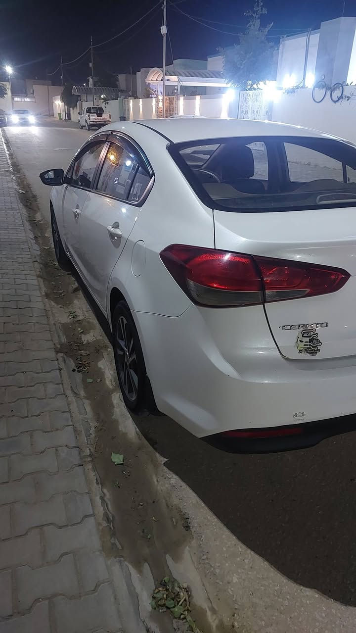 كيا سيراتو ١٧ خليجي كفاله من كل ضربه بس بيه بارد مكانين ...سياره برغي ممفتوح بيه
١٣٨ بيه مجال استفسار أكثر ***********
