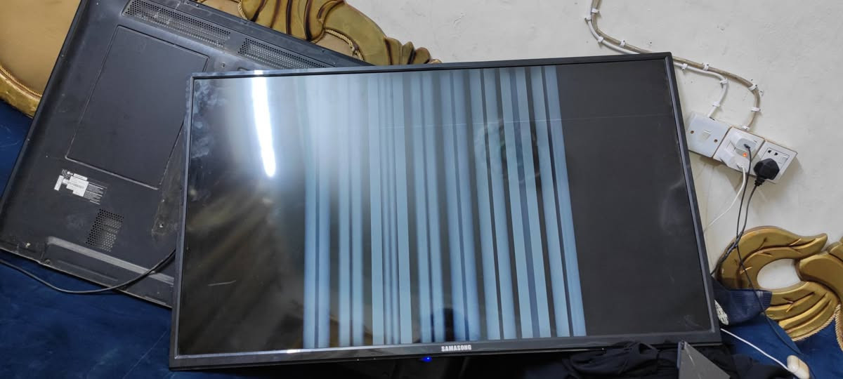 سلام عليكم بلازمات للبيع  شاشه سامسونك جديده صارله شهرين من شتريتهة نشربت شاشتهة 
وشاشه ال جي الحجم الجبير ثنينهن حجم خمسين  ***********
