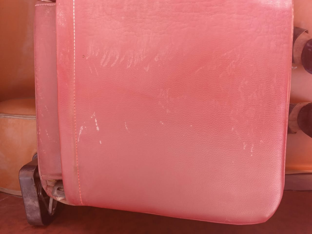 تخم كراسي مال فوتو الوان للبيع جدد ما مستعملات لو دقيقه واحده مكاني بغداد حي البتول السعر ١٤٠. ***********
