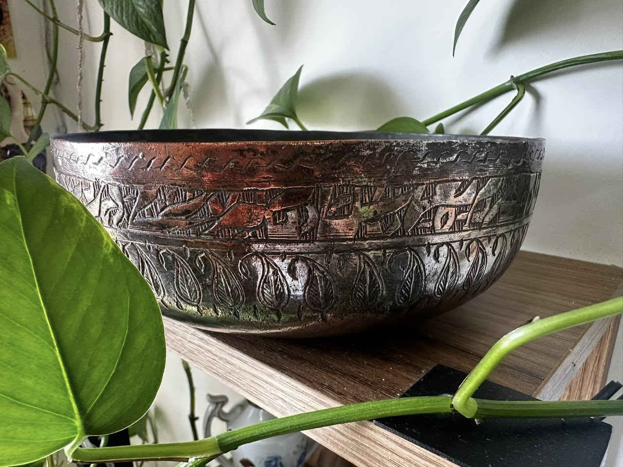 دخل نحاس شغل قديم جدا منقوش كتابات ايضا النقش قديم وليس حديث 
- قطر / 20 سم 
- العنوان / بغداد / الكرادة / حي الوحدة .     
   شارع سلمان فائق( مجمع بازار  انتيكا     
    بغداد  )  الطابق الاول  
- يوجد توصيل داخل و خارج العراق 
  للاستفسار اكثر الاتصال لاستفسار اكثر الاتصال 
  ***********        
  *********** 
واتس اب او فايبر او مراسلة الصفحة.
