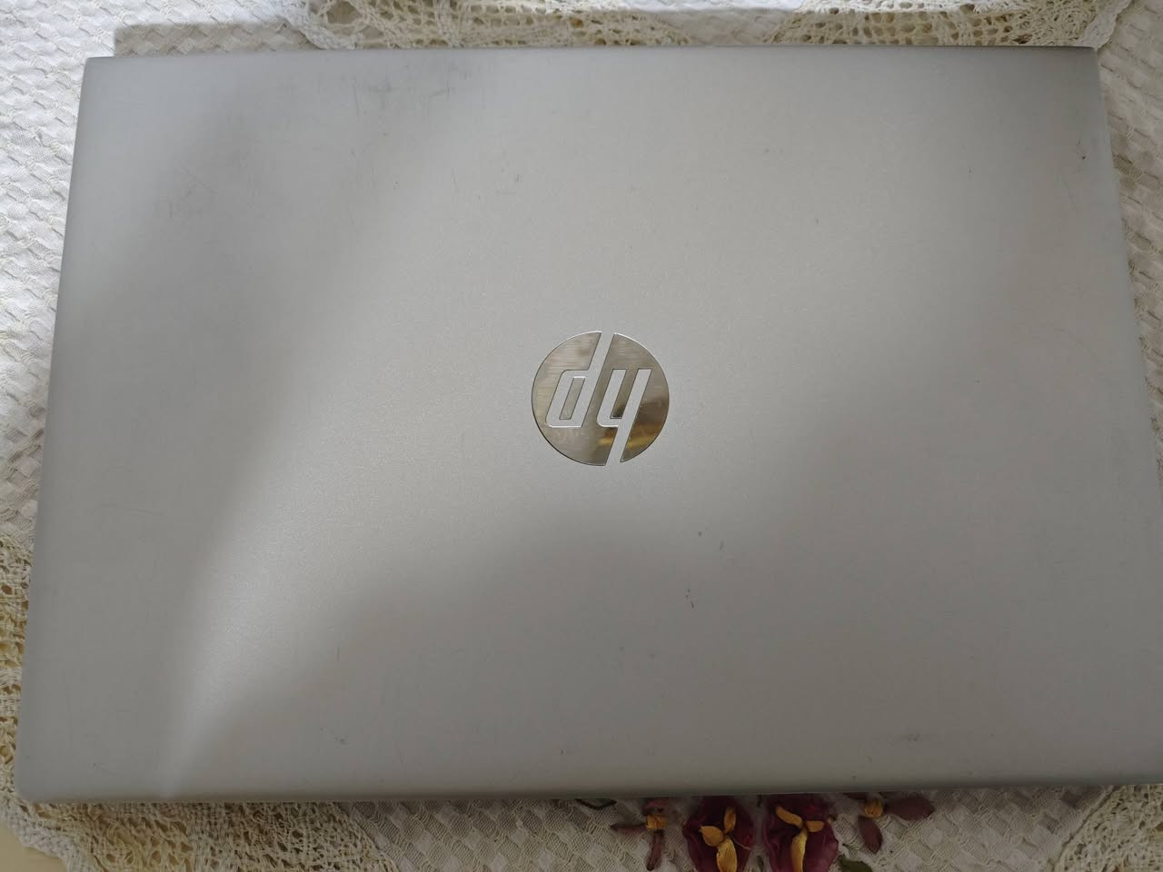 السلام عليكم
لابتوب hp كارت شاشة خارجي للبيع 
مواصفاته:
معالج:Rayzen 5 pro 2500U
كارت الشاشة: AMD Radeon Vega 8 1GB
الرام: 16GB
الذاكرة:256 SSD
الشاشة حجمها 14 
و حالة الشاصي جيدة و بي شخوط ما تأثر على الاداء
وياه شاحنته و ماوس 
رايدهن ب250 و بيهن مجال بسيط
عنواني بغداد-الدورة
هذا رقمي و بي واتس ***********
