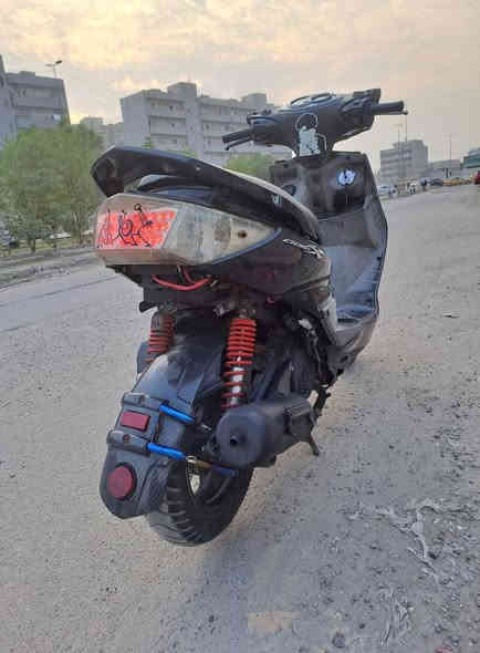 سلام عليكم سكنس فحل ياباني نوزل خطين دراجه مكفوله كفاله عامه كلها شغلاله من اطول لطول مكينه بجيس شلعه معدل ناعمه نكره سلف دخان لانضوح لاتبخير دراجه كلها شغاله وخير من الله مال جناي مداريها ودهن يوم بيومه وبانزين محسن كهرباءيات  شغاله لايت دشبول هورن  بكلايت  بريكات خلفي وامامي دبلات فول ماكو طسه تايرات جدد دراجه صافيه وناعمه خير من الله تجيب فيتر وتفحص وتراي وين ميعجبك مكفوله من اسرقه وتاخذها من البيت وسويلك مكاتبه مكاني بغداد البلديات رايدها ب650وبيها مجال لتواصل واتساب او اتصال *********** بغداد
