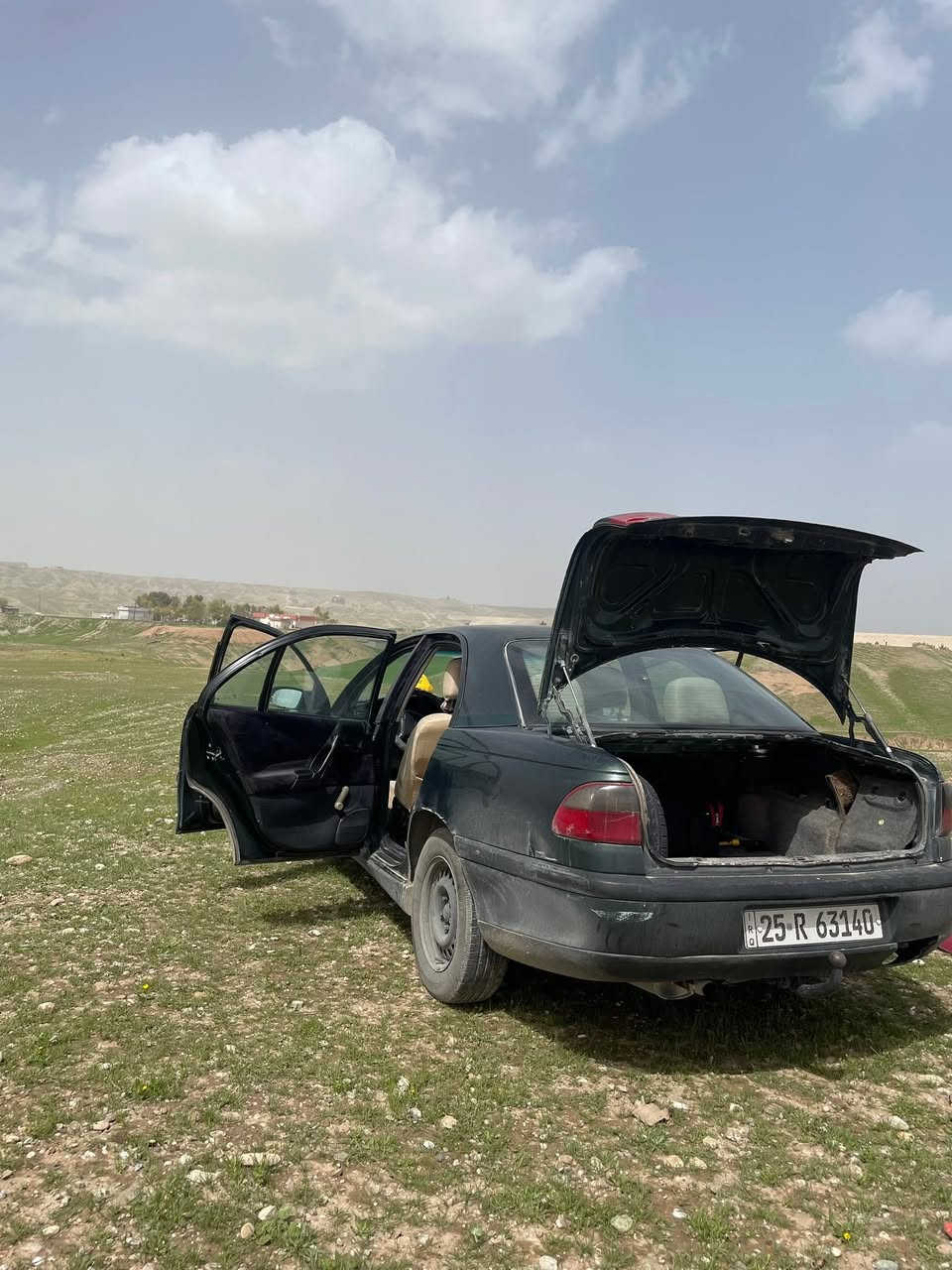 رقم كركوك سنويه وهزه جديد محرك ٢٠ فل قبق اسود كير عادي جام امامي كهربائي للبيع او مراوس سعرها ٣٨ مكان السيارة كركوك ***********

