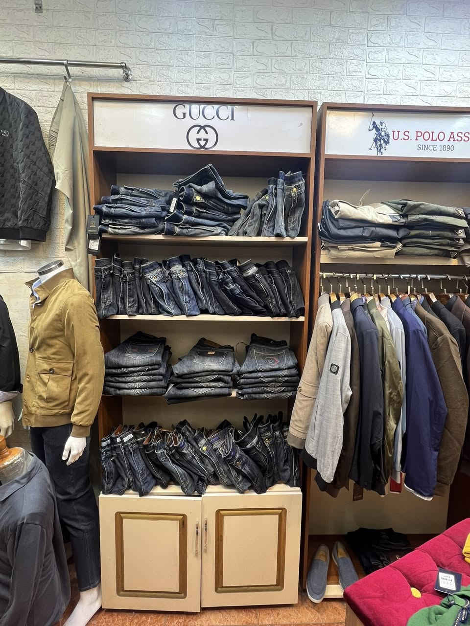 فاترينات للبيع عدد ثمانية  الارتفاع ٢٨٠  العرض. ١٠٠. للاستفسار الاتصال على الرقم ***********
