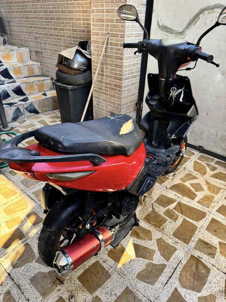 السلام عليكم للبيع ماطور MAXمضلع. صيني موديل 24مكينه 125cc
مكينه مامفتوح كبس فقط مبدل كور. اصلي 

موجود داخل المنشور  اكزوز رياضي. نار وفصلات  كلج رياضي اصلي ابريك. دسك شغال امامي وخلفي. سلف شغال هندر شغال بس مامشدود غراضه موحوده قايش اصلي مانع سرقه. قفل وفتح وانذار وتشغيل ناريه عن بعد لايت امامي غلي وناصي شغال هورن بس يحتاج تبديل مكاني اربيل قرب زيلان ستي. 

رقم موبايل وتساب ***********

السعر300وبي مجال بسيط
