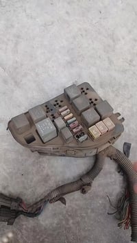 قاعدة فيوزات كاملة مع كتفاتهن وجامة باب خلفي مع مثلثات للبيع 70الف الش...