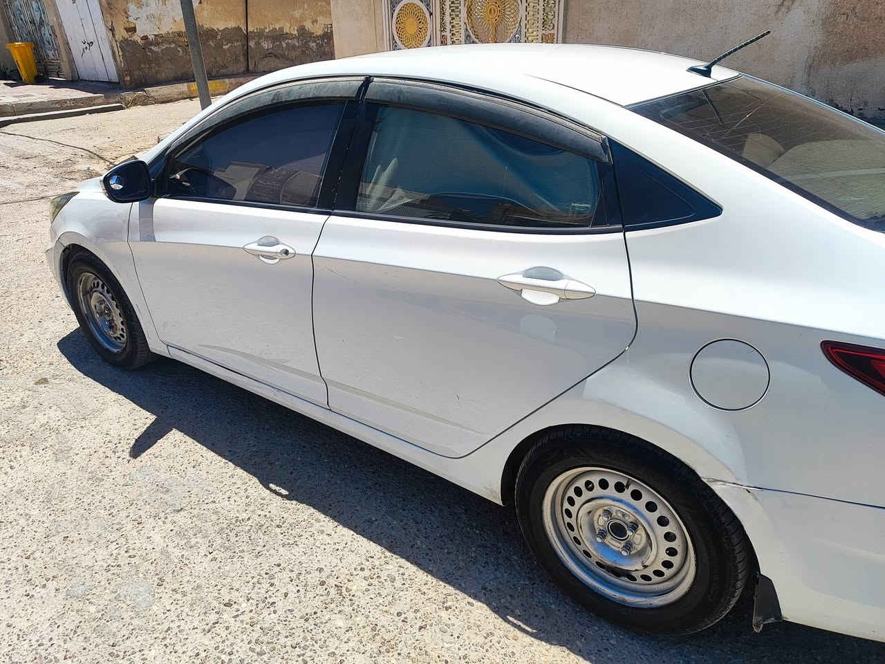 هونداي اكسنت خليجي موديل ١٦محرك ١٤٠٠ اقتصادية رقم E و سنوية مجددة لغاية ٢٠٢٩ بأسمي و ادوار فقط ، تحكم ستيرن شاشة اندرويد كاميرا رجوع مصابيح ليد اصفر تبديل جاملغ ايمن بكوري اصلي نفس اللون ،محرك گير شغالات غير مفتوحات وبدون تنقيص والسيارة على بانزين عادي بدون دوانص  تبديل بدنه باصلية كورية مكفولة دواخل  وشواصي ومن العيب الشرعي وافحص براحتك باي مكان (نقص تبريد ضعف كومبريسر ) السعر ٧٣ موبايل ***********
