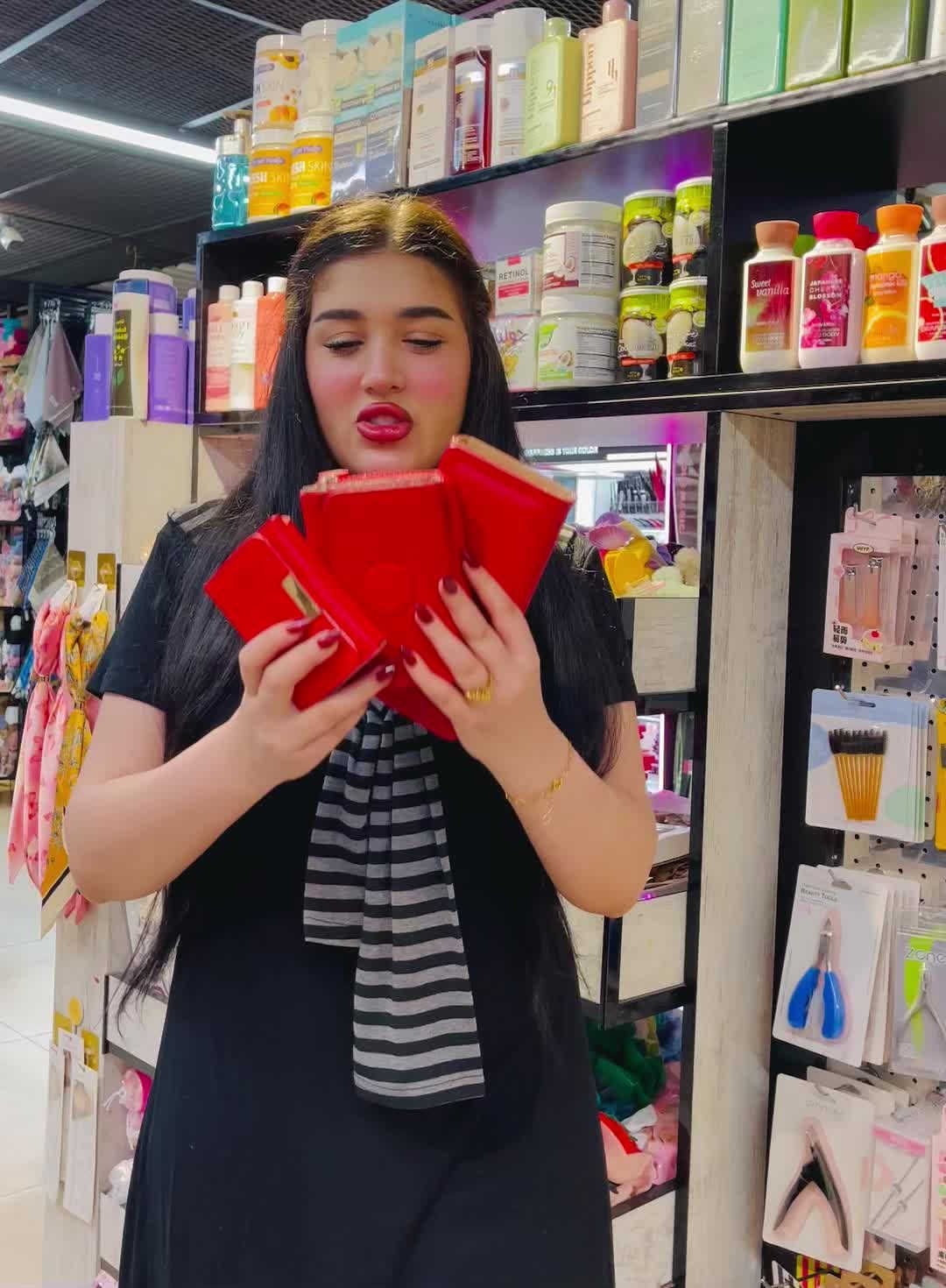جزدان نسائي  لون احمر بأشكال مختلفة 👛 
متوفر بمول روزه الطابق الثاني قسم الكوزمتك 

العنوان 📍 الدوره شارع أبوطياره 

متوفر لدينا خدمة  توصيل 🚗

***********. 

#جزدان  #  #مختلفة
