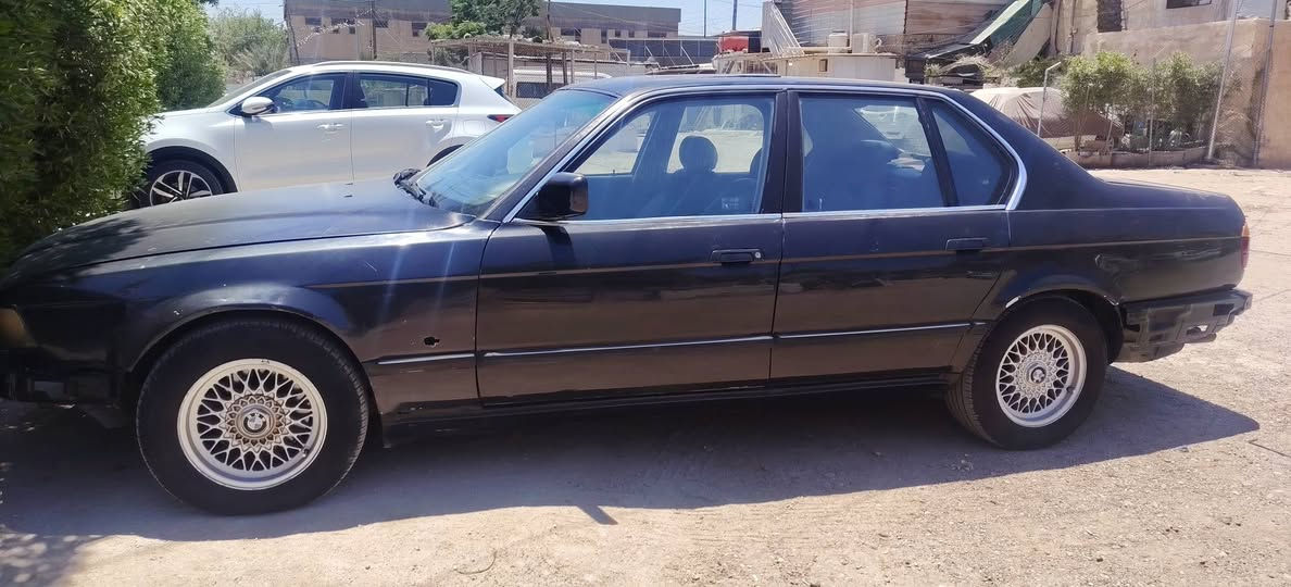 السلام عليكم
BMW 730 1992 
 بأسمي تحويل مباشر 
مكينه 30 مفتوح 
تبريد ويه السويج منظومه جديده كامله 
تخم تاير جديد ويل كب خليه بلادي
حداديه جديده
دبل جام 
دبل ايرباك 
دبل جكمجه 
غرفه جلد اسود كشنات ميكانيك 
سياره كلش حلوه ماتعبك
نقصها دعاميات 
الگشركدامك 
سعرها 40 ورقه 
مكاني بغداد الاسكان أو الاعظمية 
***********
