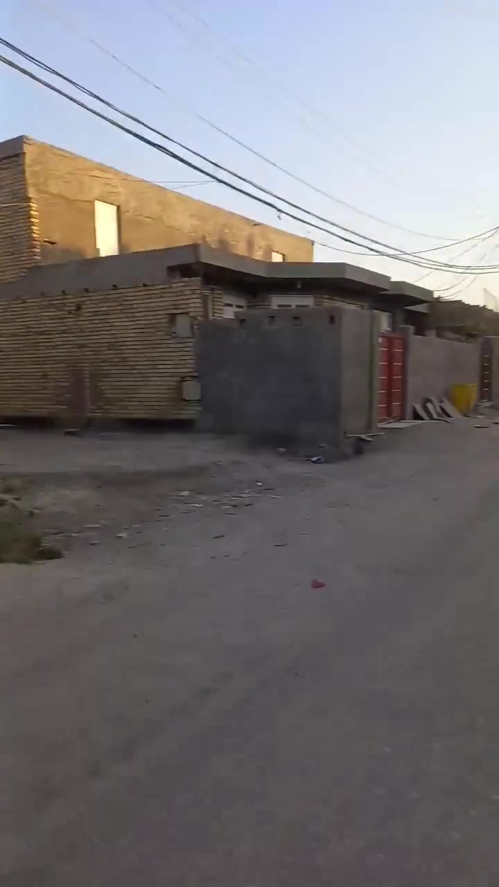 بيت مساحه  210 متر  واقع حال  سنتر واجهت التبليط 15 متر بلسند 200 متر  2 غرفه  ومضيف ومطبخ وهول ومنور خلف البيت متر   مع كافت أغراض البيت مثل مامبين بالفيديو طابو زراعي سند 25 حله سيف سعد ورديه خلف معمل بلوك ابو كيره  يبعد عن الشارع العام 120 متر  السعر 83 مال مستعجل  اتصال ***********
