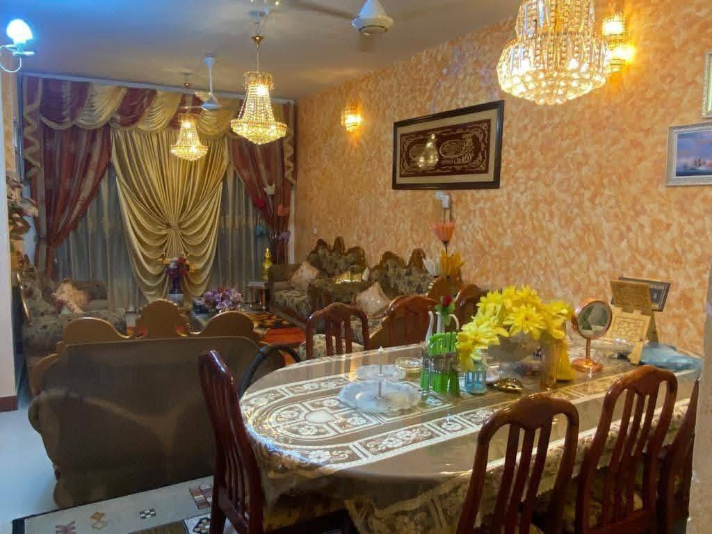 يعلن مكتب عقارات أبو انور فرع الطويسه عن وجود بيت البيع في حي الخضراء مساحة 300 متر شارع 25 متر وجه 15 متر يحتوي على ثلاث طوابق يحتوي على 7 غرف نوم وصاله وستقبال ومطبخ وصحيات وكراج وحديقه بناء 2012مكان راقي ممتاز الستفسار الاتصال//***********//***********// كما نستقبل جميع عروضكم وطلباتكم التجارية والعقارية المكتب مجاز قانونيا المكتب ماقبيل مطعم الحسون عقارات أبو انور فرع الطويسه
