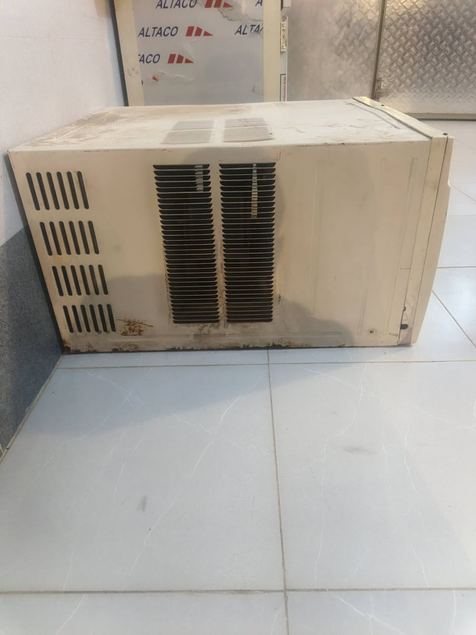 للبيع مكيف الحافظ مستخدم بطل مو كمبريسر شرط الفحص تدفئه وتبريد 2 طن السعر 200 الف وبي مجال


**إذا كنت صاحب هذا الإعلان وتريد حذفه لأي سبب، رجاءا أرسل رسالة إلى الدعم الفني**
