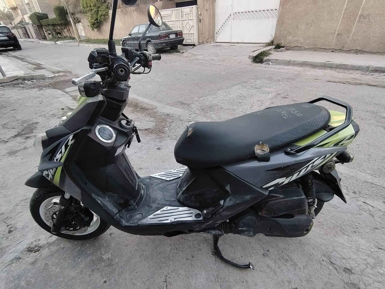 السلام عليكم دراجه سكنس جبلي حديث 2018 الدراجه سكره سلف بكل وقت الدراجه محركها  خير من الله كهربائيات كلها شغاله ما مفتوحه بحاله الوكاله ما نقصها اي شي السعر 1750 وبيها مجال المكان الغزاليه شارع المركز الرقم ***********
