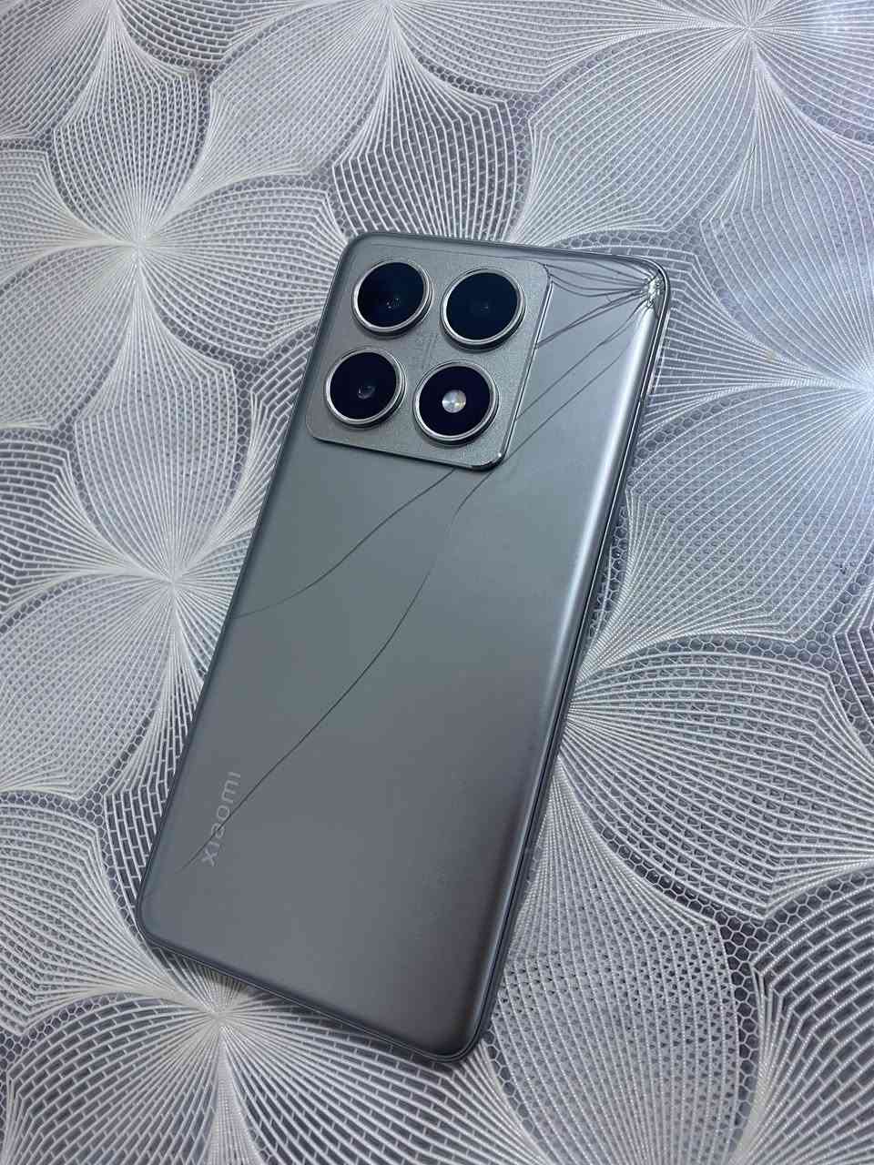 للبيع: شاومي 14T برو – 512GB
 المواصفات:
السعة: 512 جيجابايت
الجهاز سريع وقوي ومناسب للألعاب والاستخدام الثقيل
البطارية: طبيعية 95
الكرتون الأصلي موجود
الشحن: الكيبل فقط
i️ الملاحظات (للأمانة):
أكو بقعة بسيطة بالظهر (فطر)
 حسب البحث، الخلل من التحديث (سوفتوير) مو كسر،  ينحل بتحديث رسمي
 السعر: 450 وقابل للتفاوض المعقول
 المكان: (البصره ابو الخصيب مهيجران )
 التواصل ***********
سبب البيع:احتاج الكامرة الاماميه دائماً

 مواصفات شاومي 14T Pro:
 الشاشة:
شاشة AMOLED مقاس 6.67 إنش
جودة +FHD ودقة ألوان ممتازة
معدل تحديث 120 Hz للونسيان سلسة
 الأداء:
معالج MediaTek Dimensity 9300+
ذاكرة تخزين 512 GB
رام 12 GB وقابل للزيادة حتى 16GB
أداء قوي وسريع للألعاب والتطبيقات الكبيرة
 الكاميرات:
كاميرا خلفية ثلاثية: • رئيسية بدقة 50 MP
• عدسة واسعة جداً
• عدسة تقريب
تصوير فيديو عالي الجودة
 الكاميرا الأمامية:
بدقة 20 MP
 البطارية والشحن:
بطارية 5160 mAh
شحن سريع 120 W
 نظام التشغيل:
MIUI على Android
 إضافات:
مستشعر بصمة تحت الشاشة
مكبرات صوت ستيريو بجودة جيدة
مقاومة رش الماء والعرق
