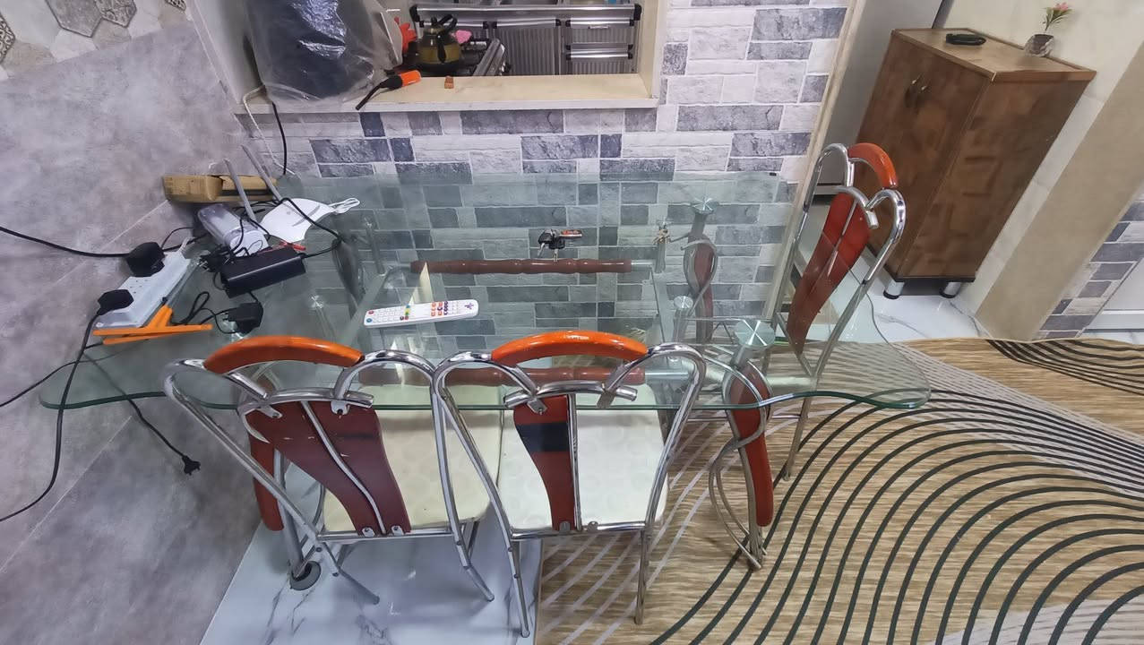 للبيع السعر 50 الف الكراسي مكسره الميز جديد لا فطر ولا كسر ***********
