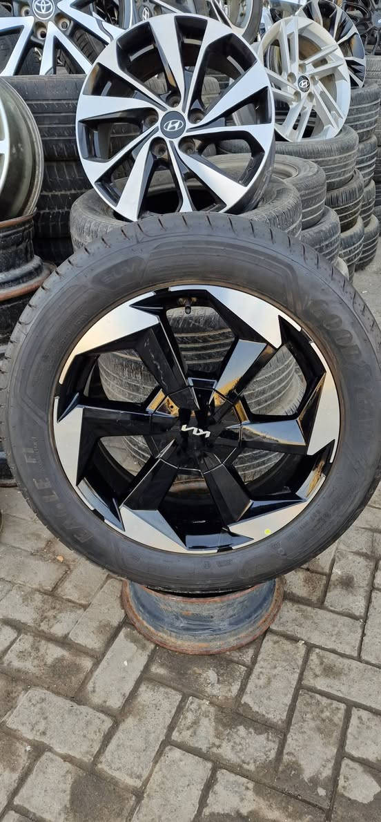 السلام عليكم..للبيع او مراوس ويل كب حجم ١٩ اصلي مع تخم تاير جديد بغداد حي العامل قرب البيت الياباني مقابل مصور البستان خدمات الموسوي***********
