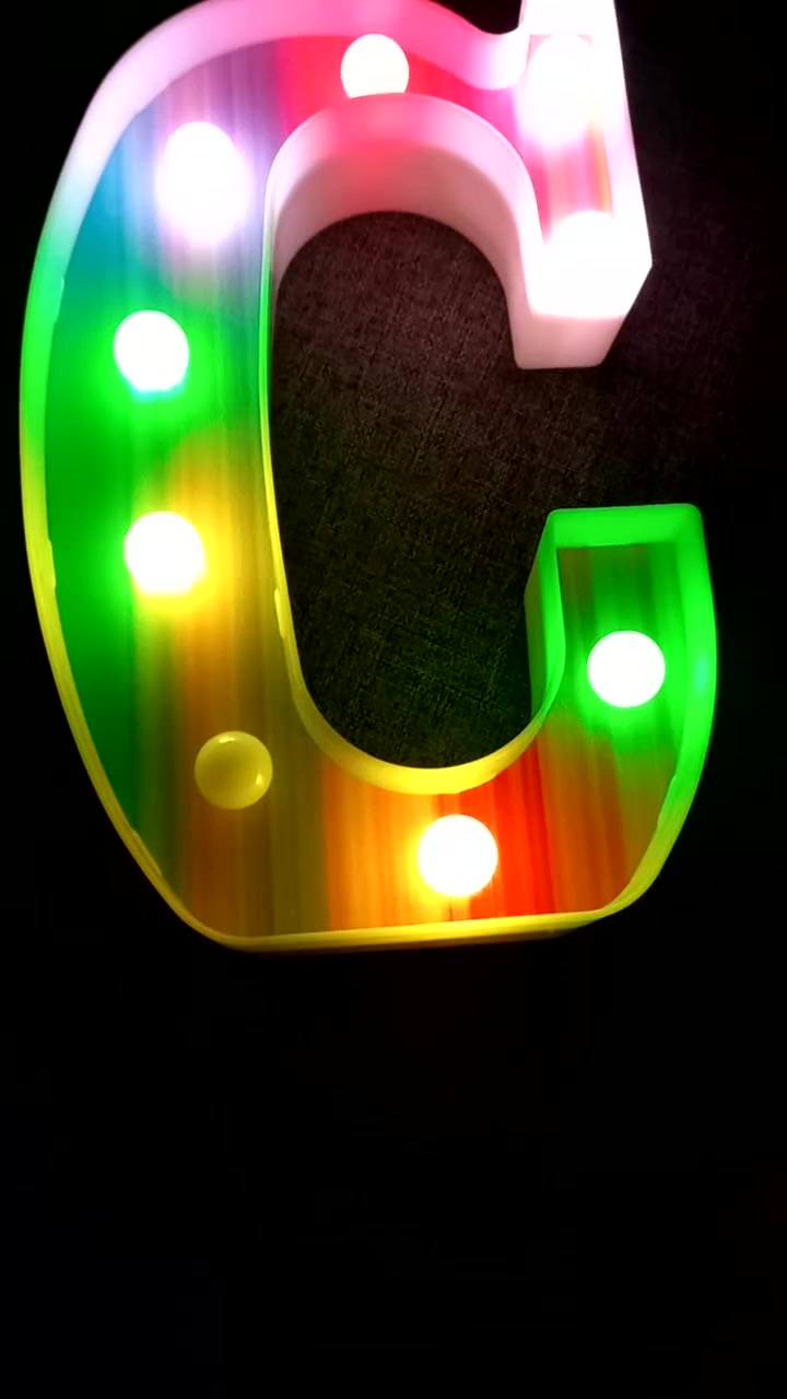 هذا المنتج هو عبارة عن لوحة إضاءة ليد (LED) على شكل حرف "C" بتصميم قوس قزح، وتستخدم كديكور منزلي أو في الحفلات
• المميزات: يأتي بتصميم ملون فريد (Rainbow Printed) مع إضاءة LED، وغالباً ما يدعم تغيير الألوان (حتى 16 لوناً) عبر جهاز تحكم عن بعد (Remote Control).

• الاستخدام: يعمل عادةً ببطاريات (مثل AA) ويمكن وضعه على الطاولات أو تعليقه على الحائط بفضل الفتحات الخلفية.


**إذا كنت صاحب هذا الإعلان وتريد حذفه لأي سبب، رجاءا أرسل رسالة إلى الدعم الفني**