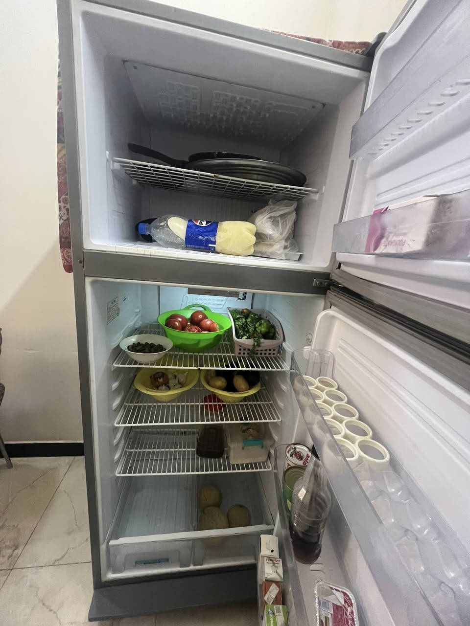 لاجه للبيع نظيفه جدا نوع فالفر تجميدها قوي 20 قدم ما بيها اي ضرر جديده ما داخله اي تصليح جهاز حمايه منها وبيها  سعرها 250 وبيها مجال للشراي للاستفسار ***********
