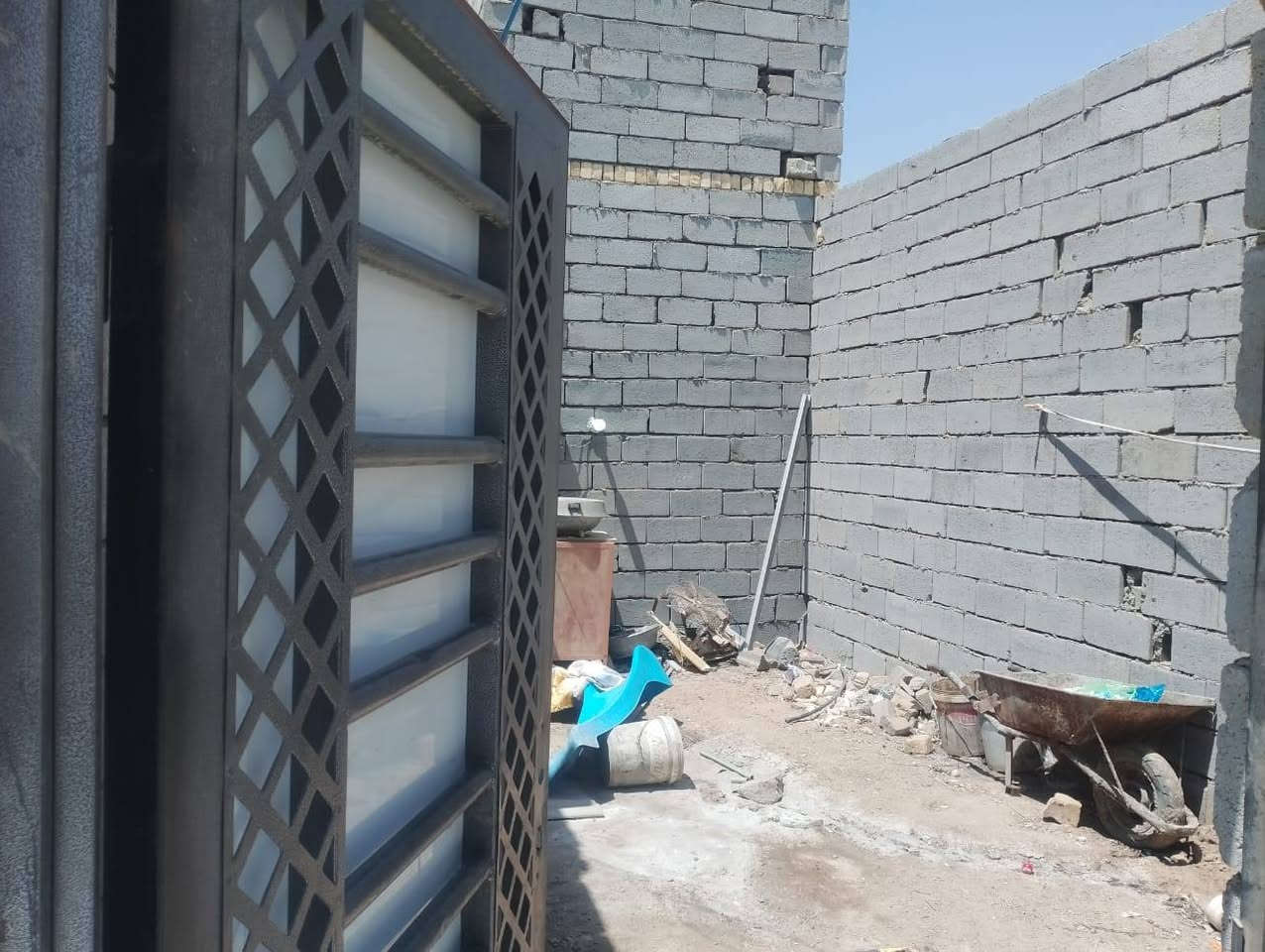 بيت في الاسكان الصناعي دور سيد حمزه النزله الخامسه 200 متر بلوك عكاده يحتوي على غرفتين وصاله مطبخ صحيات ديوانيه عوزه عكاده ولبخ وبياض وسراميك 
السعر ٣٤ وبي مجال الشراي يتصل ***********
