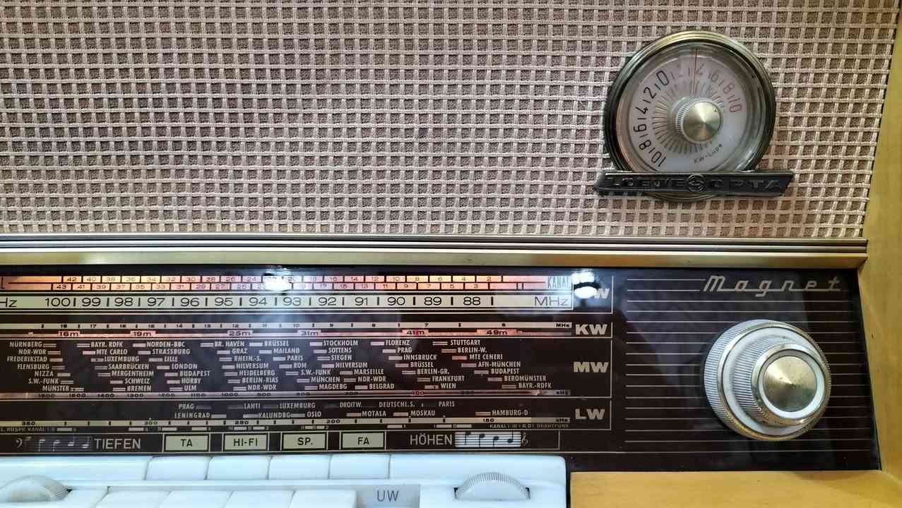 راديو انتيكة نوع (لوڤ اوپتا) انتاج ألمانيا الغربية عام ١٩٦١ شغال نظافة عالية جدا بدون اي تعديل أو تصليح على وضع الشركة.  
مصنوع من خشب الصاج سهل التنظيف، والإنارة الداخلية لا تزال تعمل.
سحب FM واضح جدا للمحطات الإذاعية، مع وجود فلاتر صوت يوفر تجربة سماع متميزة وفريدة.
الجهاز مصنوع منذ 65 سنة، ومع الاعتناء به سيبقى لسنوات طويلة أخرى وديكور أو استخدام اذاعي يومي.
اي استفسار، لطفا المراسلة. 
المكان بغداد.


**إذا كنت صاحب هذا الإعلان وتريد حذفه لأي سبب، رجاءا أرسل رسالة إلى الدعم الفني**