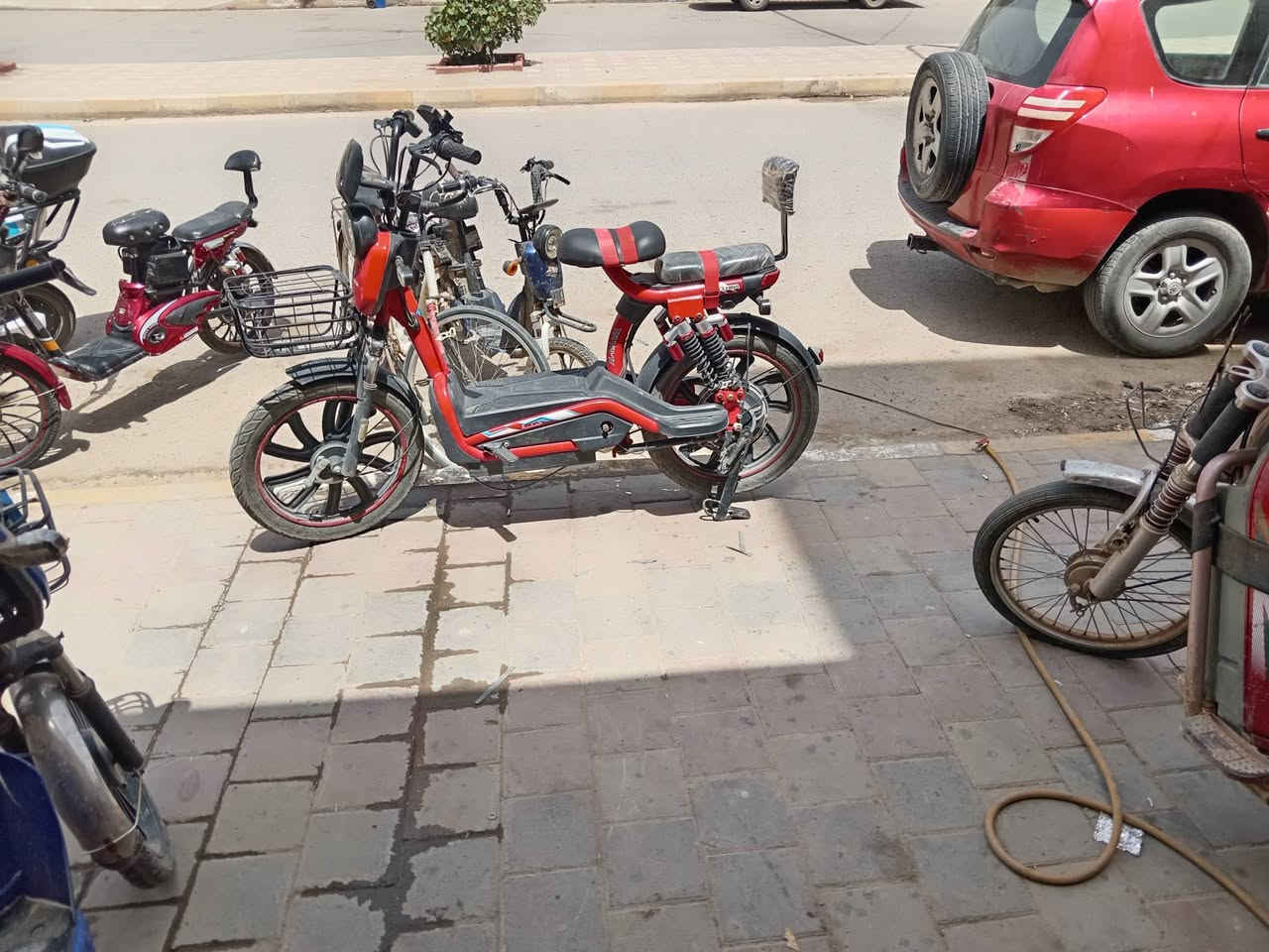 ورشه زيد لتصليح الدراجات الهوائية  والشحن وبيع المواد الاحتياطية الفرع الثاني الخمسه كيلو قرب حديقه طيور الجنه مجاور زنود الست الحمداني 
هاتف 
وت سناب***********
للبيع
